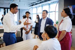 本地非营利组织Access Singapore推出新的职业准备计划，在东南社区发展理事会支持下，将惠及区内720名中三学生。图为东南区市长迪内希（左一）在希音办公室举行的仪式上与学生们交谈。（Access Singapore提供）