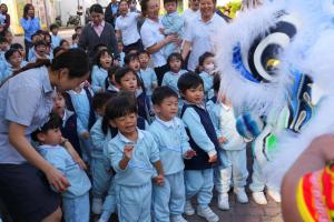 随着适龄学童人数下跌，香港多家幼稚园最近几年先后宣布停办。去年4月公布的统计资料显示，香港幼稚园数目首度跌至980家。（路透社）