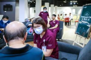 在帕金森门诊关怀咖啡馆，病人可以向医生咨询用药或其他问题，无须等到下次预约，同时也能与病友进行交流。（吴先邦摄）