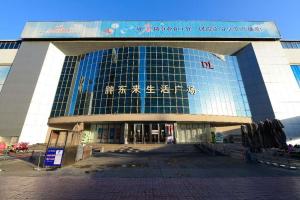 胖东来是中国河南知名的商贸集团，在省内有多家门店。图为胖东来的首家大型综合商场。（胖东来官网）