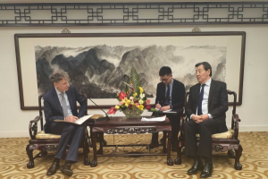 中国政府中东问题特使翟隽（右一）会见以色列驻华大使贝以理。（中国外交部网站）