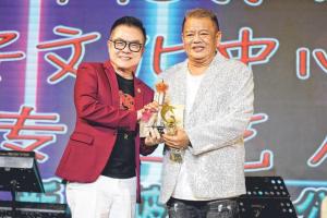庄清玉（右）获得最佳男歌手。（徐颍荃摄）
