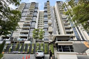分层地契局驳回盛港广场乐丰轩（La Fiesta）公寓四名共同屋主的多项诉求，并强调无权作出强制道歉或承诺不再重犯的命令，裁定四人支付2万元讼费。（唐家鸿摄）
