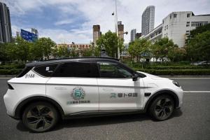 萝卜快跑3月31日晚在武汉出现大范围车辆停滞，多名乘客被困车内。图为2024年，一辆萝卜快跑的无人驾驶车辆在武汉街头行驶。（法新社档案照）