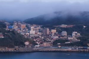 台湾东引岛发生海底电缆断裂后，当局启动备用通信系统。图为台湾东引主要住宅与商业区全景。（路透社档案照片）