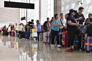 上海市文旅局4月29日正式宣布，开放上海居民透过上海市、福建省相关旅行社报名赴金门、马祖团队及个人旅游。图为准备搭乘“小三通”客轮前往金门的旅客，在位于厦门的五通客运码头排队等候登船。（中新社档案照片）
