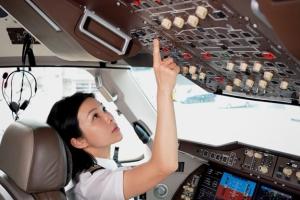 中国首位C919女机长于悦星期五（5月1日）带队完成首飞。（中国南方航空报视频截屏）