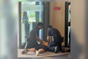 警察制伏闹事洋汉。（受访者提供）