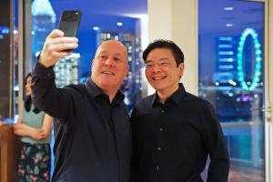 新西兰总理拉克森（左）与黄循财总理5月3日在新加坡共进晚餐，意外“撞衫”。（取自黄循财脸书）