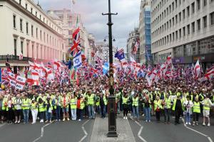 英国伦敦星期六（5月16日）举行两场大规模示威活动，其中“团结国王”游行者聚集在伦敦市中心。（法新社）
