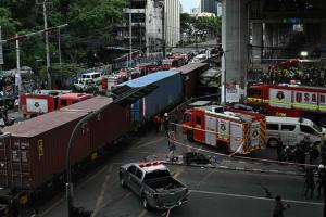 5月16日，一列货运火车在曼谷市中心目甲讪车站附近一个铁路道口，撞上受困于车龙中的206号公共巴士和几辆汽车，导致八死35伤。（法新社）