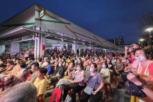 现场聚集逾800名观众追看演出，座无虚席。（徐颖荃摄）