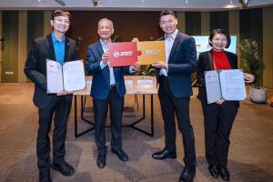 SMRT星期五与文化、社区及青年部签署谅解备忘录，承诺未来三年投入高达100万元，为公益机构提供免费宣传。文社青部代部长梁振伟（右二）到场见证签署仪式。左起为SMRT集团首席执行长鄞云斌、主席佘文民及文社青部常任秘书张静文。（SMRT提供）