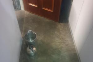 被告在案发前不久刚用热水壶烧开一锅水，并把热水倒进一个金属锅里。（取自法庭文件）