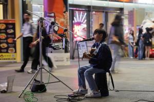 佘齐国今年1月在Bugis+商场外演出。（海峡时报）