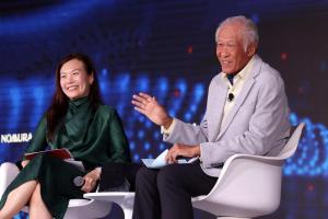 前国防部长黄永宏（右）星期四（6月4日）在野村亚洲投资论坛的炉边对话上说，美国过去10年在金融、贸易与外交政策上的根本性转变，相当于一场地缘政治地震，而“海啸尚未来临”。主持对话的是野村环球市场（除日本外）销售部联席主管、流动信贷销售环球主管张施琳。（郑一鸣摄）