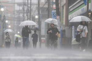 日本西南部连日暴雨，宫崎和鹿儿岛已出现线状降雨带，气象厅警告南九州及四国山洪、土石流和水患风险升高。（法新社）