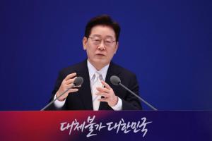 韩国总统李在明星期一（6月8日）在青瓦台举行就职一周年记者会，阐述接下来的政策愿景和目标。（法新社）