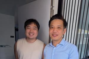 剑桥路第40座组屋部分单位因水管破裂停水，陈圣辉到场了解抢修进展和协助居民。（取自陈圣辉脸书）
