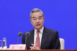 中国国务院新闻办公室星期三（6月17日）发布《构建更加公正合理的全球治理体系：中国的理念、倡议与行动》白皮书，同时举行新闻发布会，介绍和解读白皮书的主要内容。中共政治局委员、中国外交部长王毅出席发布会并答记者问。（中新社）