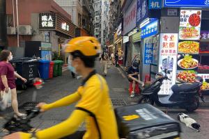 中国广东省深圳市一名外卖骑手骑车经过福田区一城中村。（路透社档案照）
