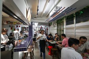 以本地旧式政府组屋为灵感的隐藏式咖啡馆兼酒吧“楼上”将于7月14日结束营业。（档案照片）