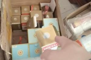 中国媒体日前披露，有四川省警察跨省千里到东北辽宁省，扣走酒商总价超120万元（人民币，下同，22万新元）的上百瓶茅台酒。在警方库房扣押三年后，这批茅台有的成空瓶，有的只剩一半，警察对此无法给出合理解释。（互联网）