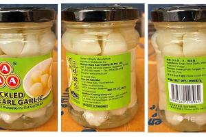 此次受影响的而须召回的产品为产自泰国、净重230克的腌制蒜头”Pickled Pearl Garlic”，这批产品的保质期至2029年5月5日。（新加坡食品局提供）