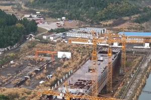 四川遂宁市大英县2014年启动建造、计划投资10亿元人民币的复刻版“泰坦尼克号”，如今面临烂尾结局。（视频截图）