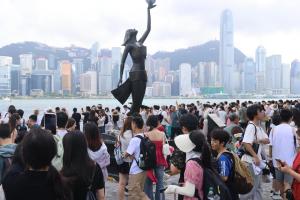 6月20日，香港尖沙咀海滨一带迎来大批游客。（香港中通社）