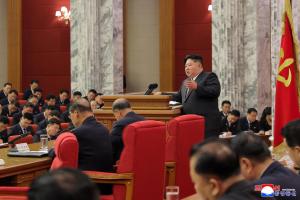 朝中社6月23日发布的照片显示，朝鲜领导人金正恩在平壤举行的劳动党中央委员会第九届第二次全体会议扩大会议上发言。（路透社）
