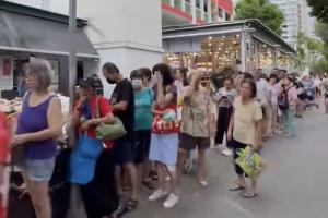 不少民众因免费派送的榴梿而上门排队。（受访者提供）