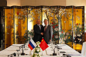 中国外长王毅（右）星期二（6月23日）在印度首都新德里会见俄罗斯联邦安全会议秘书绍伊古（Sergei Shoigu）。（中国外交部官网）