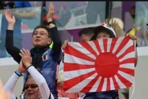 日本星期天（6月21日）在对垒突尼斯的2026年世界杯足球小组赛中以4比0大胜。有日本球迷将日本军旗“旭日旗”带入球场观赛。（取自微博JR体角日记账号）