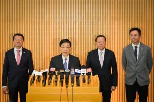 香港特首李家超（左二）星期四（6月25日）在出席五年规划咨询会后与高等教育界代表会见媒体。（取自香港政府公报）