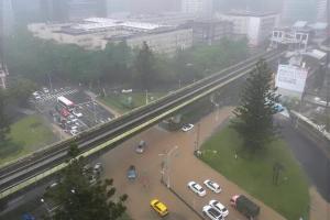 台湾持续的强降雨已造成全台累计487件积淹水灾情。图为台北市内湖区星期四（6月25日）上午的积淹水画面。（取自高嘉瑜脸书）