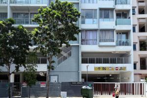 位于芽笼26巷的Casa Aerata公寓因管委会通过附例，限制部分外籍员工入住，引起部分业主不满。（海峡时报）