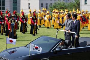 日本防长小泉进次郎（右）星期天到首尔龙山区的韩国国防部大楼会见韩国防长安圭伯，两人在会谈前一起检阅仪仗队。（路透社）