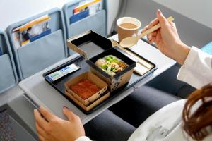 在机上用品方面，新加坡航空公司逐步减少一次性塑料的使用。部分短途经济舱航班改用纸质餐食容器和竹制餐具。（新加坡航空公司提供）
