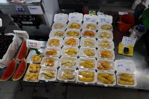面对“榴梿海啸”，本地多处都能见到便宜榴梿，但仍有部分商家不惧价格战，坚持靠品质留客。（刘启成摄）