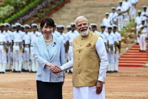 印度总理莫迪（右）星期四（7月2日）在印度总统府举行欢迎仪式，迎接到访的日本首相高市早苗。（法新社）