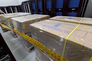 这张由台湾海巡署于5月20日拍摄、并于5月21日发布的照片显示，台湾当局在一处未公开地点查获一批美国超微电脑制造的服务器。（法新社）