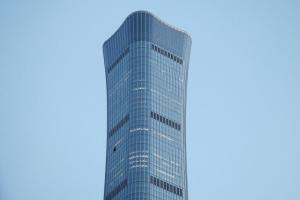 有“中国尊”之称的中信大厦上星期五（6月26日）被小飞机撞击。北京官方最新通报称，事件是一起因个人原因造成危害公共安全案件。图为摄于上星期五的“中国尊”，大楼外墙（图左下处）可见损坏。（路透社）