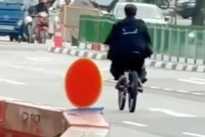 一名男子未戴头盔骑着相信是电动脚踏车的代步工具。（取自脸书）