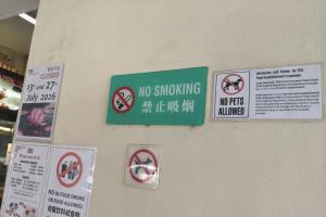 咖啡店外张贴多张禁烟标志。（黄于殷摄）