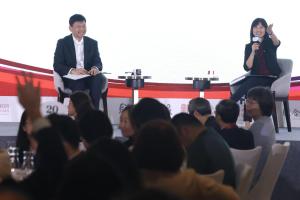 国家发展部长徐芳达（左）星期一出席《联合早报》主办的第八届新中论坛。他在致辞后，与早报总编辑洪奕婷（右）进行对谈，也回答了参与者的多道问题。（陈斌勤摄）