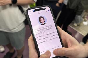 中国两大科技巨头字节跳动和阿里巴巴集团已相继下架自定义AI智能体功能。这项功能允许用户创建“AI伴侣”并与之对话。（档案照片）