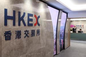香港港交所上半年首次公开招股集资金额为2102亿元（港元，下同，346.3亿新元），较去年同期升92%。（路透社档案照）