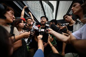 因香港初选案在狱中服刑的香港前众志秘书长黄之锋，涉串谋勾结外国势力案，将于9月初进行答辩和判刑。图为黄之锋2019年6月获释后，在香港立法会大楼外接受媒体采访。&nbsp;（海峡时报档案照）