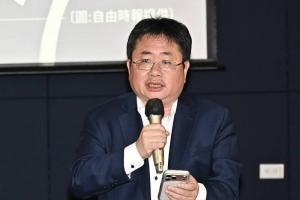 台籍日裔媒体人矢板明夫7月6日在台中遭香港人士袭击，引发台湾舆论对跨境镇压的疑虑。图为他在星期四（7月9日）召开记者会，对外公开伤势并说明案情。（自由时报）